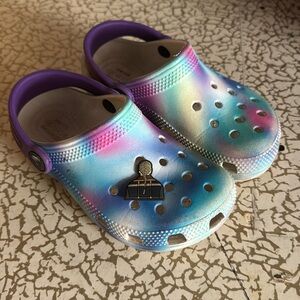 tie-dye toddler crocs - 11c
